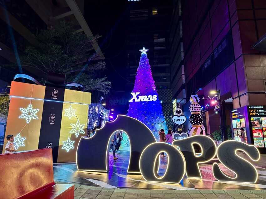 2023台南聖誕節拍照景點-新光三越台南西門店:Fantastic Christmas奇幻樂園|展覽期間2023.11.09~2024.01.07|整點燈光秀.週末雪花秀.千萬別錯過 - 進食的巨鼠