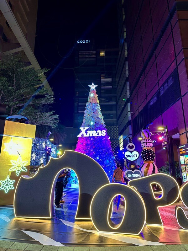 2023台南聖誕節拍照景點-新光三越台南西門店:Fantastic Christmas奇幻樂園|展覽期間2023.11.09~2024.01.07|整點燈光秀.週末雪花秀.千萬別錯過 - 進食的巨鼠