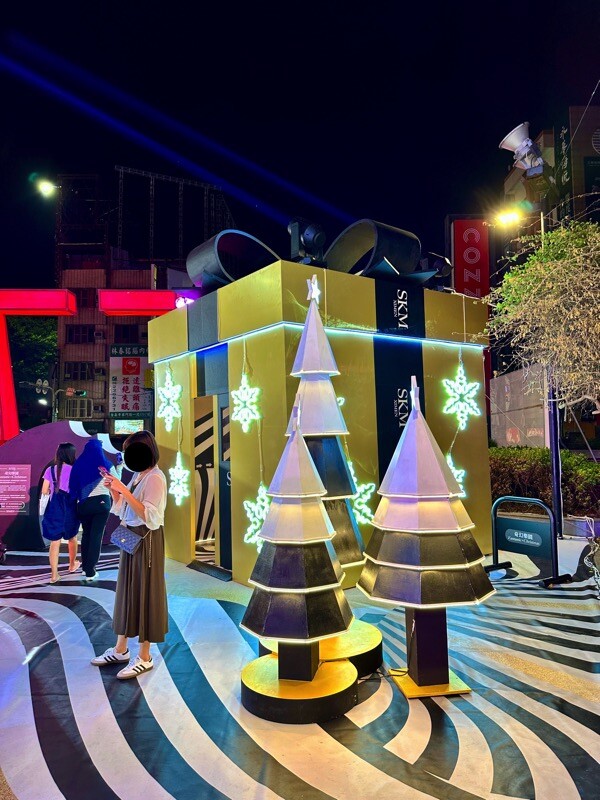 2023台南聖誕節拍照景點-新光三越台南西門店:Fantastic Christmas奇幻樂園|展覽期間2023.11.09~2024.01.07|整點燈光秀.週末雪花秀.千萬別錯過 - 進食的巨鼠