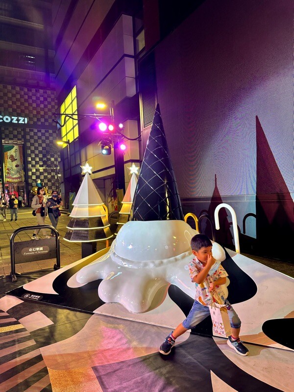 2023台南聖誕節拍照景點-新光三越台南西門店:Fantastic Christmas奇幻樂園|展覽期間2023.11.09~2024.01.07|整點燈光秀.週末雪花秀.千萬別錯過 - 進食的巨鼠