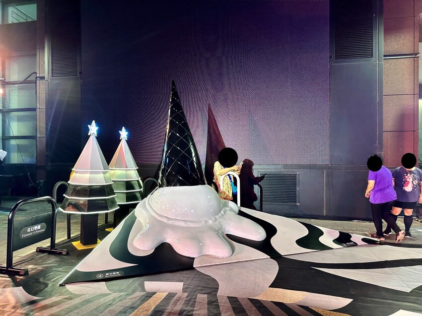 2023台南聖誕節拍照景點-新光三越台南西門店:Fantastic Christmas奇幻樂園|展覽期間2023.11.09~2024.01.07|整點燈光秀.週末雪花秀.千萬別錯過 - 進食的巨鼠