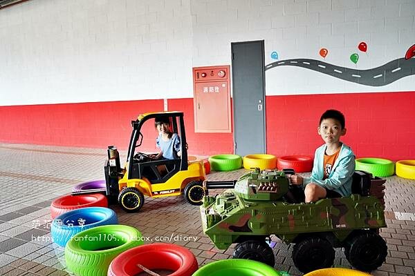 【天母親子樂園】棒龍樂園 天母棒球場兒童樂園 電動車 球池 雨天備案 (5).JPG