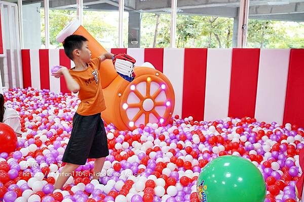 【天母親子樂園】棒龍樂園 天母棒球場兒童樂園 電動車 球池 雨天備案 (14).JPG