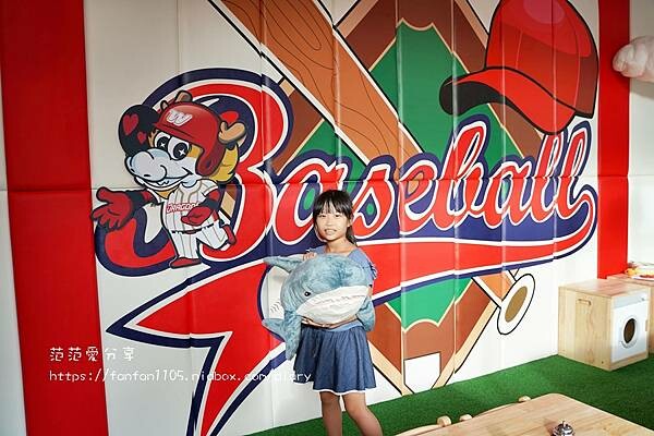 【天母親子樂園】棒龍樂園 天母棒球場兒童樂園 電動車 球池 雨天備案 (16).JPG