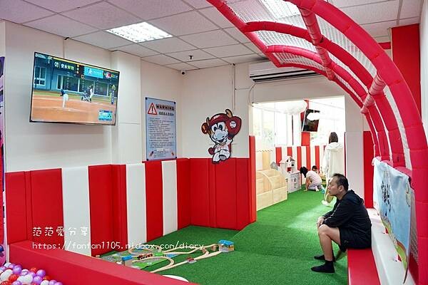 【天母親子樂園】棒龍樂園 天母棒球場兒童樂園 電動車 球池 雨天備案 (12).JPG