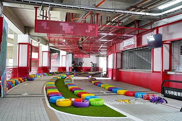 【天母親子樂園】棒龍樂園 天母棒球場兒童樂園 電動車 球池 雨天備案 (3).JPG
