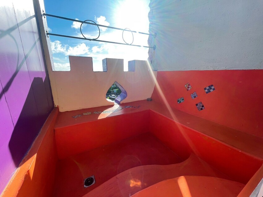 【墾丁住宿開團】戀戀莎堡民宿-穿越歐風古堡，船帆石沙灘2分鐘近在眼前，展開品味旅行與南國異域風情