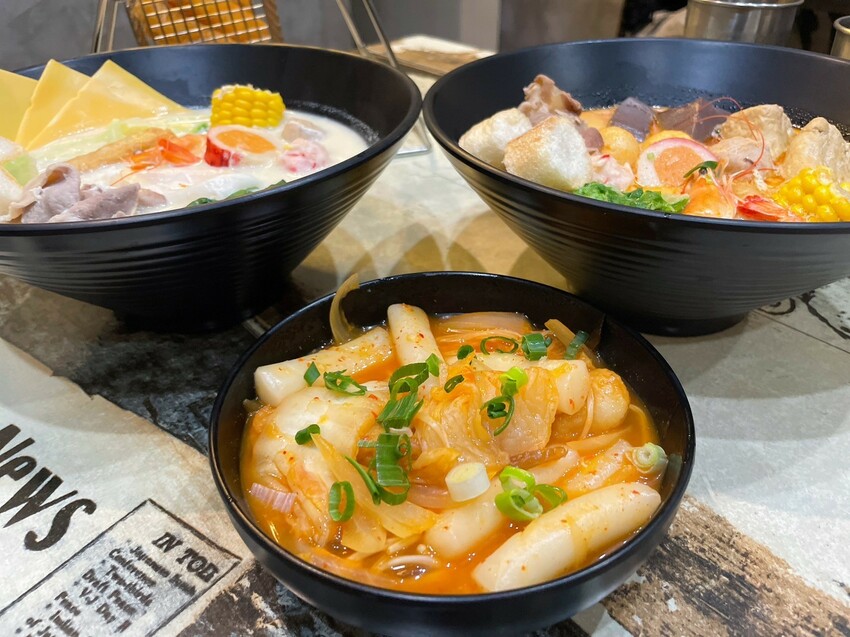 嘉義市東區【嘉義美食】毅愘萊鍋燒-轟炸摩天輪轉轉愛,10幾種創意湯頭,麻奶鍋燒好嘴饞,百元有找的超CP價。嘉義IN89美食、文化夜市美食。