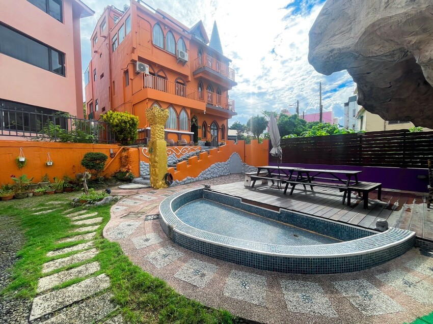 【墾丁住宿開團】戀戀莎堡民宿-穿越歐風古堡，船帆石沙灘2分鐘近在眼前，展開品味旅行與南國異域風情