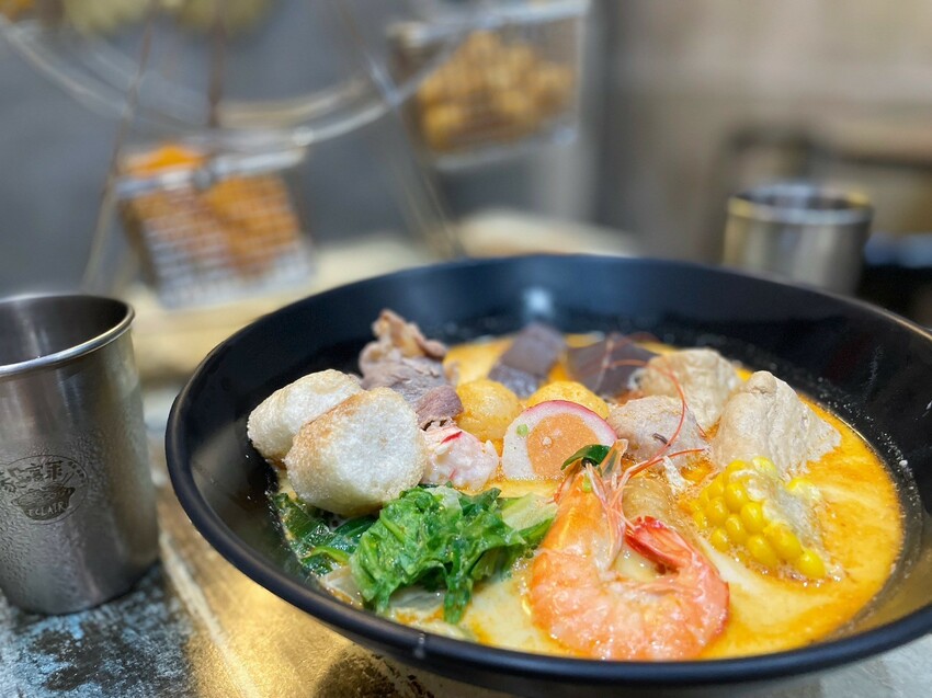 嘉義市東區【嘉義美食】毅愘萊鍋燒-轟炸摩天輪轉轉愛,10幾種創意湯頭,麻奶鍋燒好嘴饞,百元有找的超CP價。嘉義IN89美食、文化夜市美食。