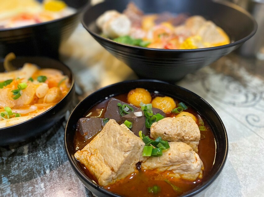 嘉義市東區【嘉義美食】毅愘萊鍋燒-轟炸摩天輪轉轉愛,10幾種創意湯頭,麻奶鍋燒好嘴饞,百元有找的超CP價。嘉義IN89美食、文化夜市美食。