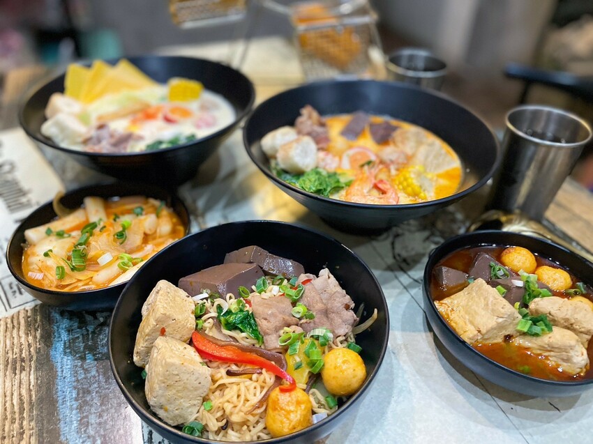 嘉義市東區【嘉義美食】毅愘萊鍋燒-轟炸摩天輪轉轉愛,10幾種創意湯頭,麻奶鍋燒好嘴饞,百元有找的超CP價。嘉義IN89美食、文化夜市美食。