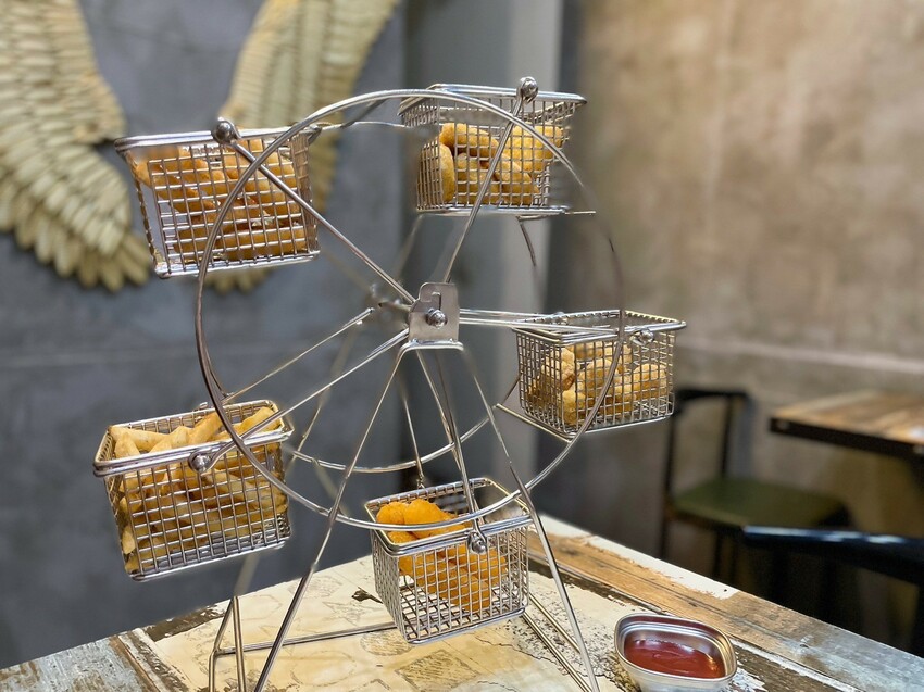 嘉義市東區【嘉義美食】毅愘萊鍋燒-轟炸摩天輪轉轉愛,10幾種創意湯頭,麻奶鍋燒好嘴饞,百元有找的超CP價。嘉義IN89美食、文化夜市美食。