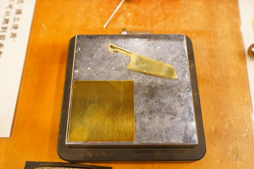 金門縣金寧鄉金合利鋼刀觀光工廠｜金門鋼刀金工體驗，來敲敲打打吧!