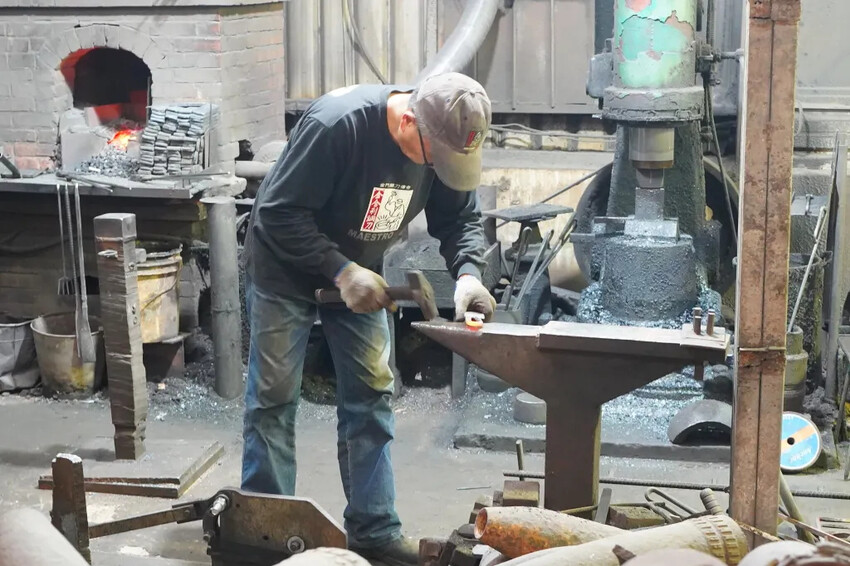 金門縣金寧鄉金合利鋼刀觀光工廠｜金門鋼刀金工體驗，來敲敲打打吧!