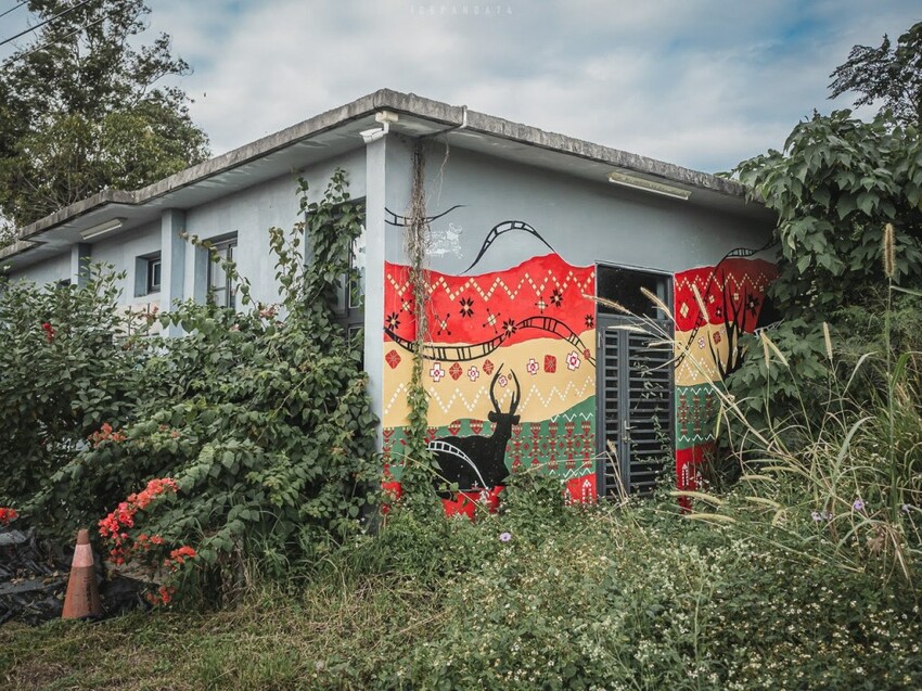 整個社區就像是戶外木雕藝術展