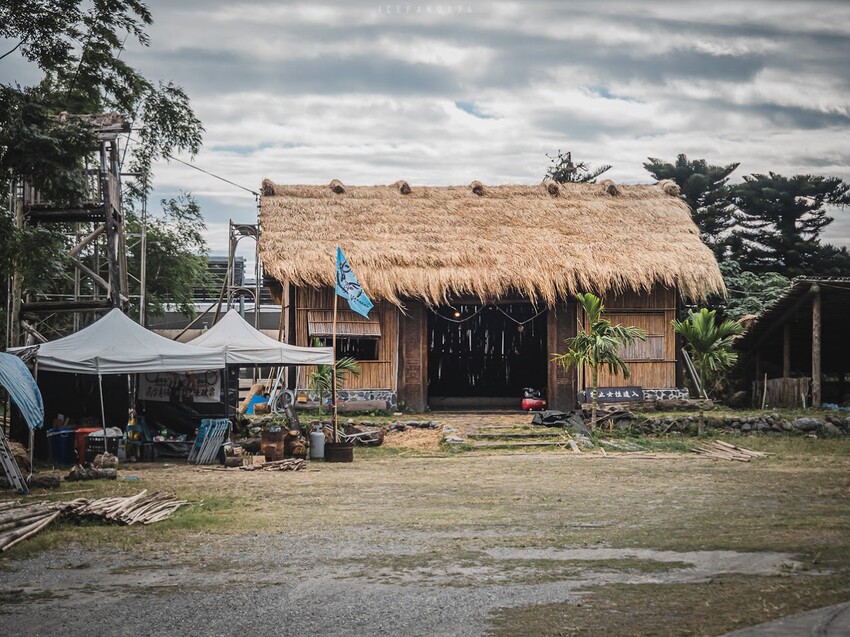 整個社區就像是戶外木雕藝術展