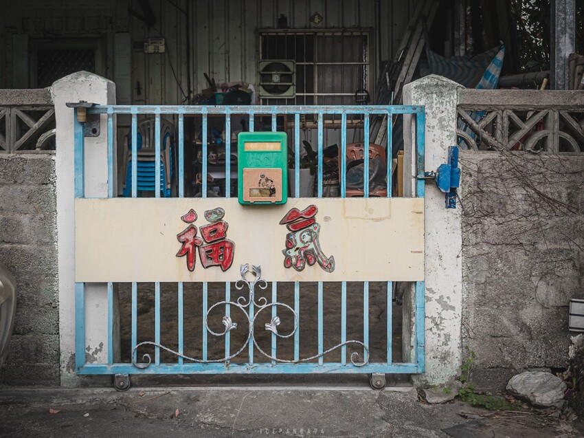 整個社區就像是戶外木雕藝術展