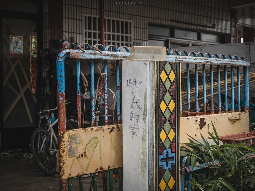 整個社區就像是戶外木雕藝術展