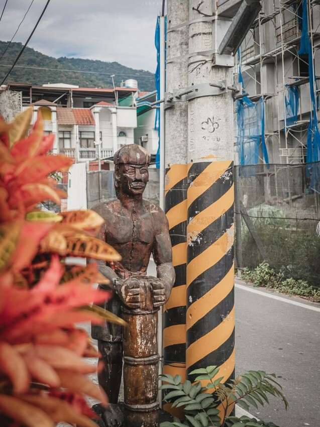 整個社區就像是戶外木雕藝術展