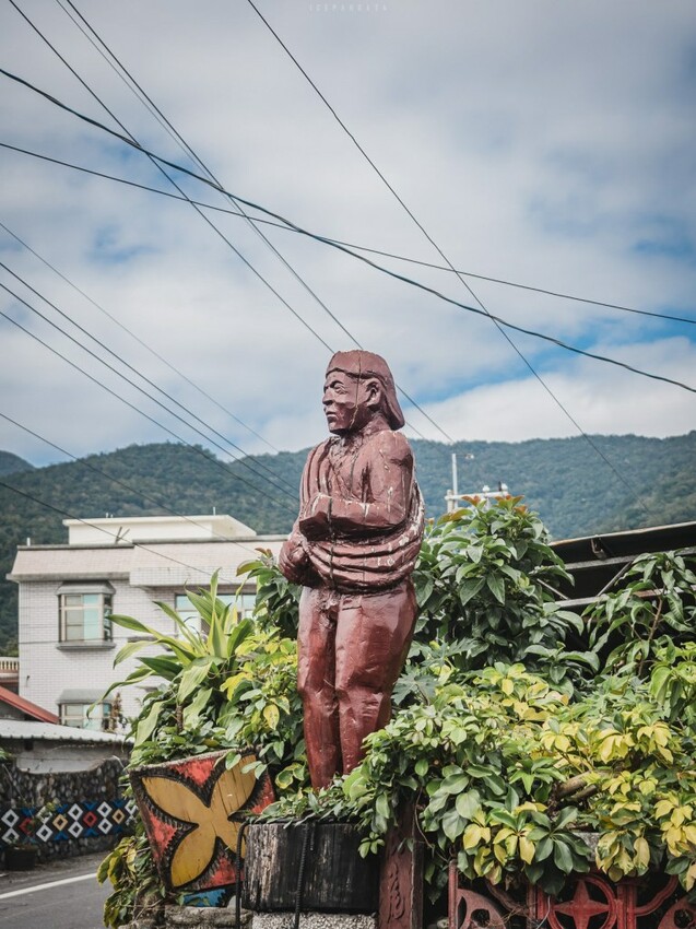 整個社區就像是戶外木雕藝術展
