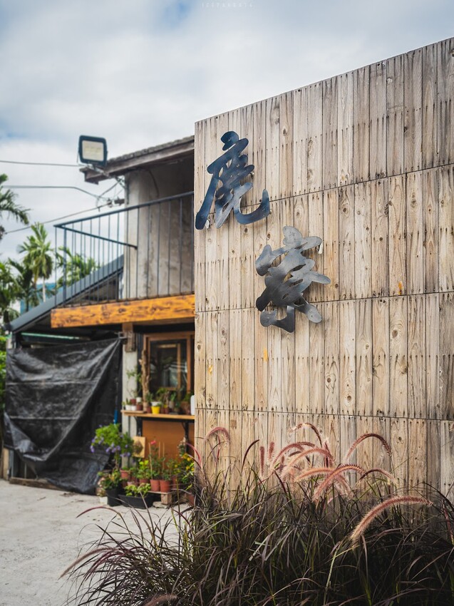 整個社區就像是戶外木雕藝術展