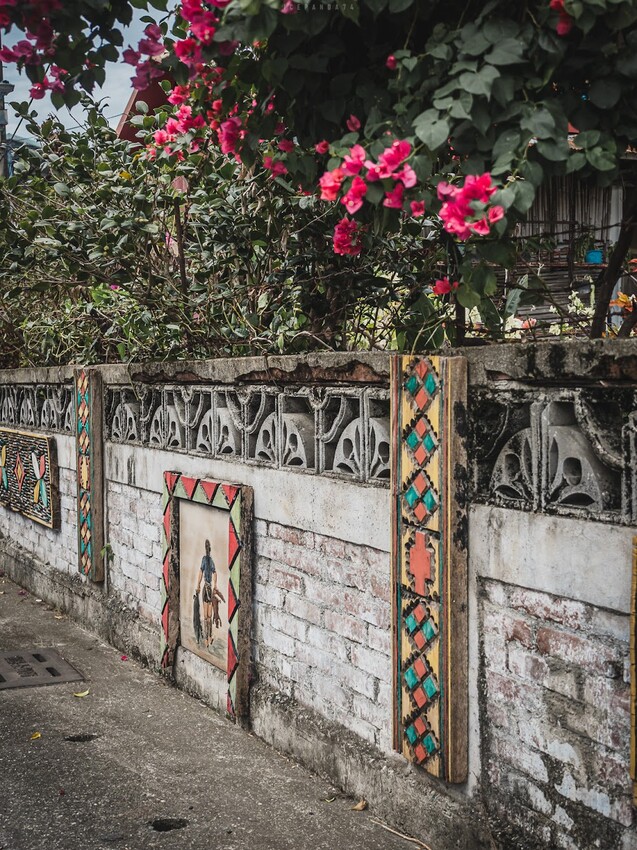 整個社區就像是戶外木雕藝術展