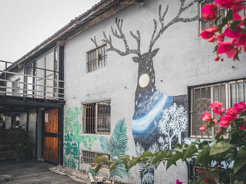 整個社區就像是戶外木雕藝術展