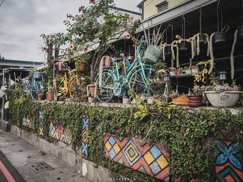 整個社區就像是戶外木雕藝術展