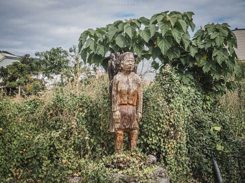 整個社區就像是戶外木雕藝術展