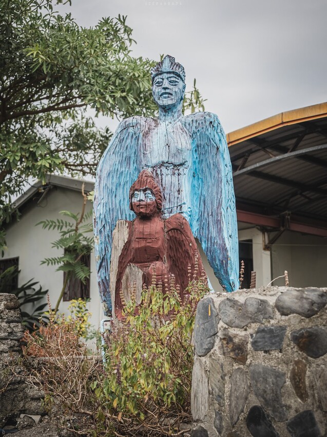 整個社區就像是戶外木雕藝術展