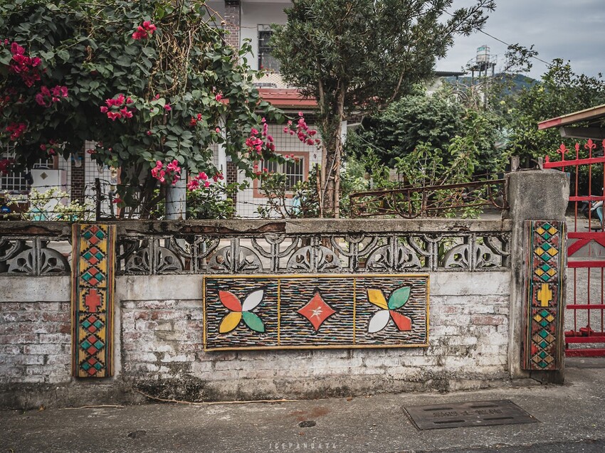 整個社區就像是戶外木雕藝術展