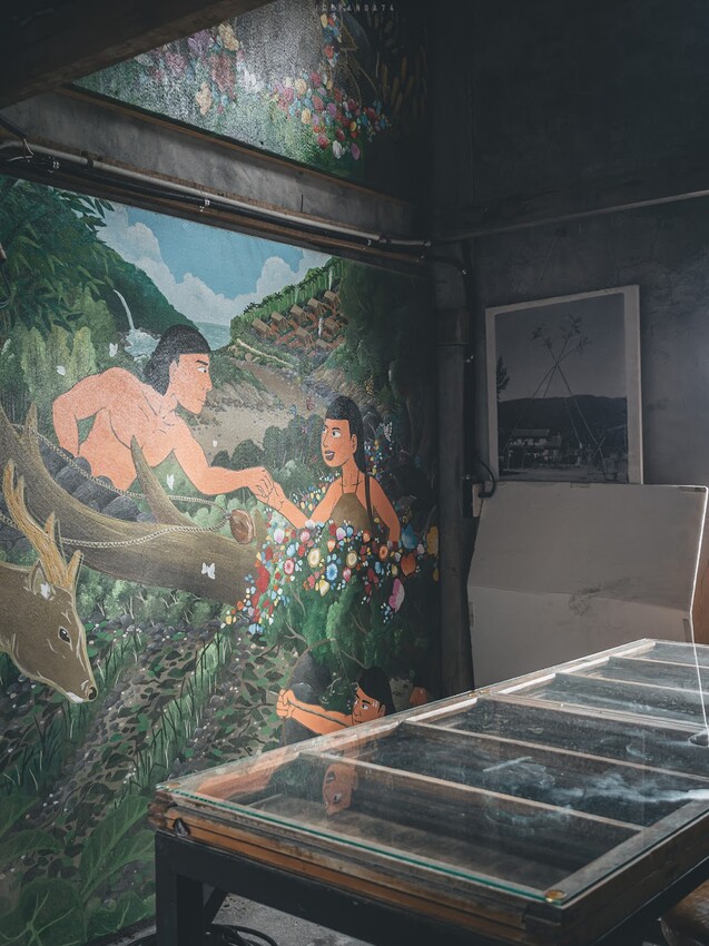 整個社區就像是戶外木雕藝術展