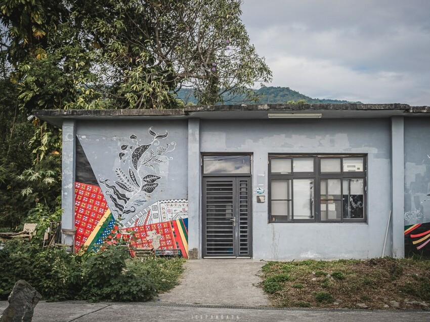 整個社區就像是戶外木雕藝術展