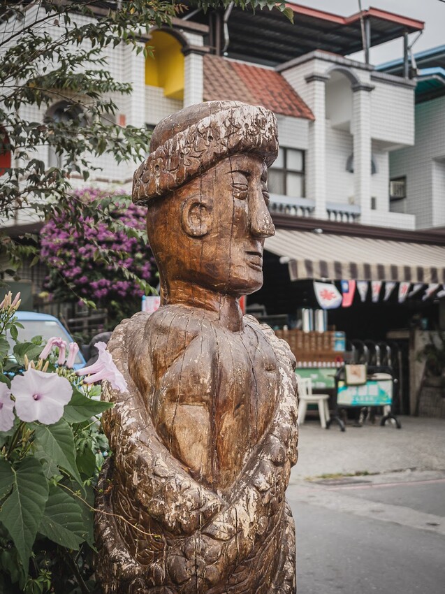 整個社區就像是戶外木雕藝術展