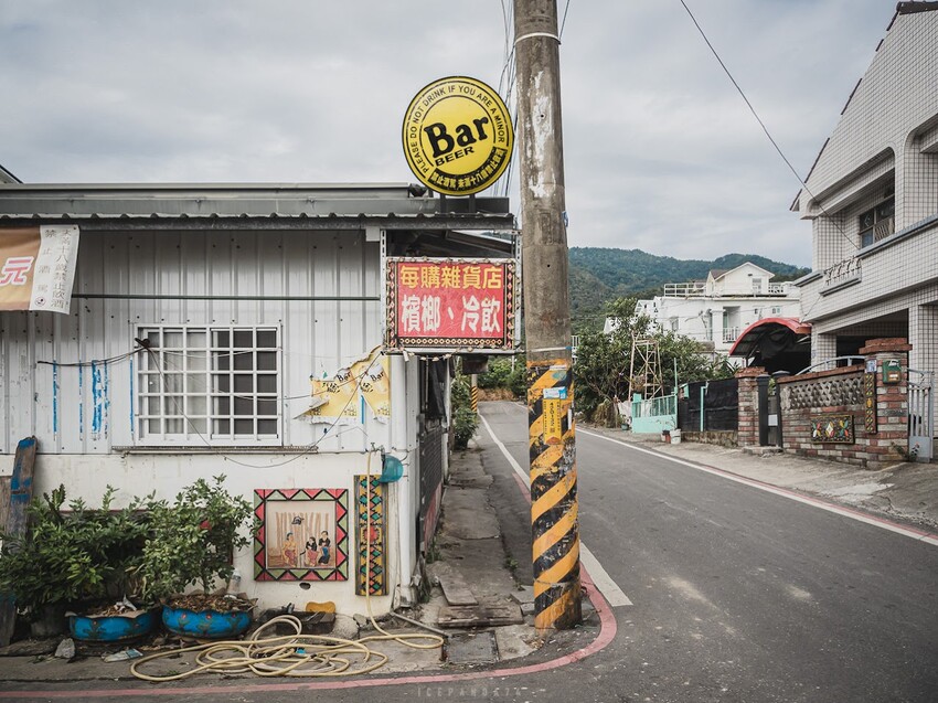 整個社區就像是戶外木雕藝術展