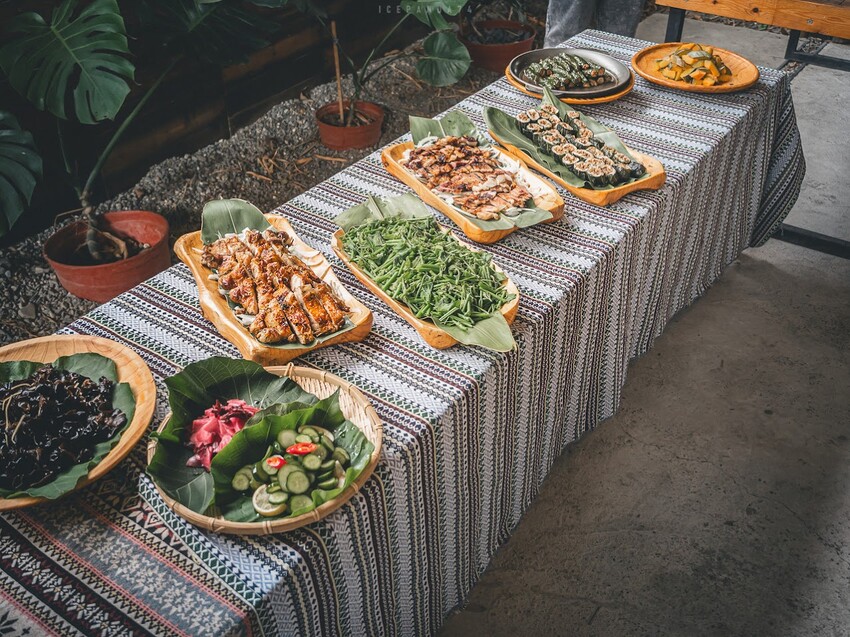 整個社區就像是戶外木雕藝術展