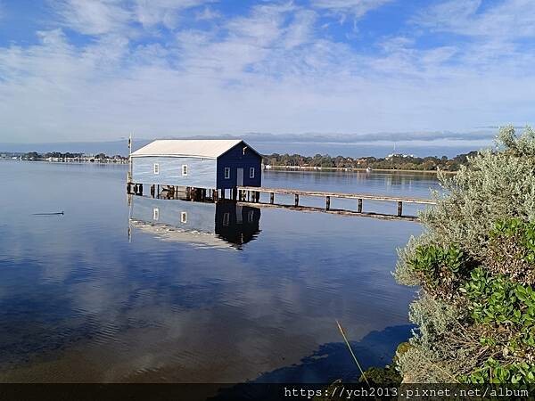 國王公園下方、天鵝河邊的藍色小屋／藍色船屋