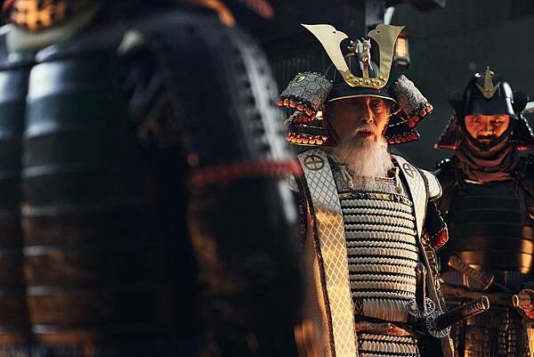 5-露梁：死亡之海》_新聞稿照04_白潤植在劇中身穿30公斤盔甲演戲