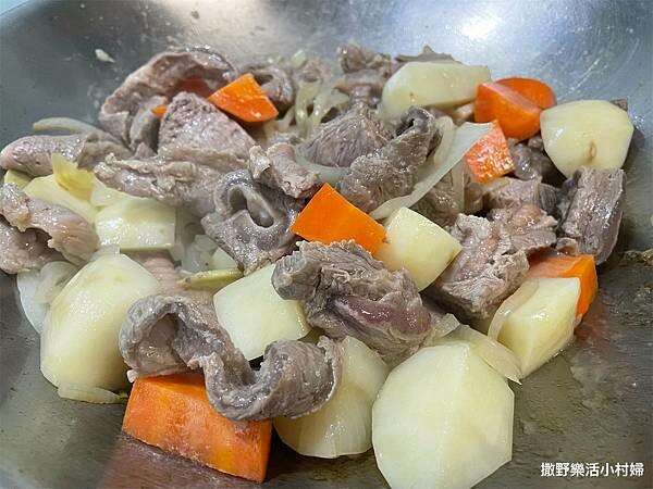 ★台式啤酒燉牛肉★ 超簡單的暖胃電鍋料理｜搞定挑嘴老公和不吃