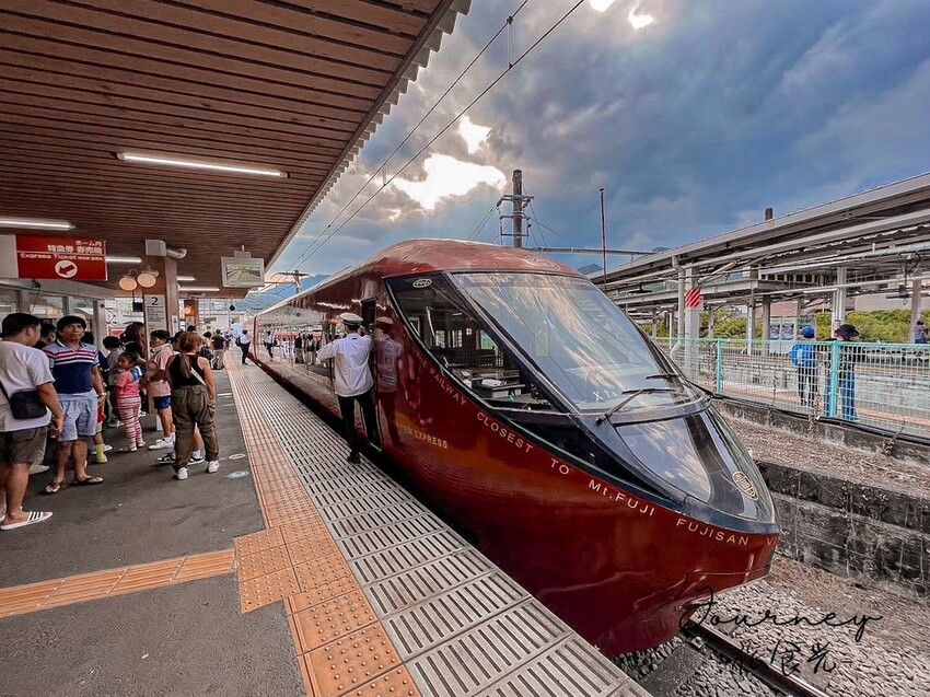 【日本.東京】搭復古火車《富士山河口湖觀光列車「富士山景觀特 【日本.東京】搭復古火車《富士山河口湖觀光列車「富士山景觀特