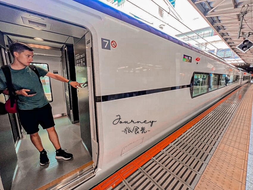 【日本.東京】搭復古火車《富士山河口湖觀光列車「富士山景觀特 【日本.東京】搭復古火車《富士山河口湖觀光列車「富士山景觀特