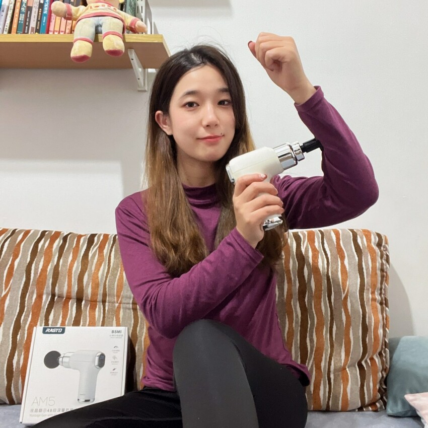 筋膜槍怎麼選? 小資女上班族最愛筋膜槍推薦—RASTO AM5 液晶顯示48段深層筋膜槍。筋膜槍怎麼用最有效?還有
