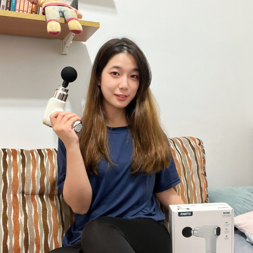 筋膜槍怎麼選? 小資女上班族最愛筋膜槍推薦—RASTO AM5 液晶顯示48段深層筋膜槍。筋膜槍怎麼用最有效?還有
