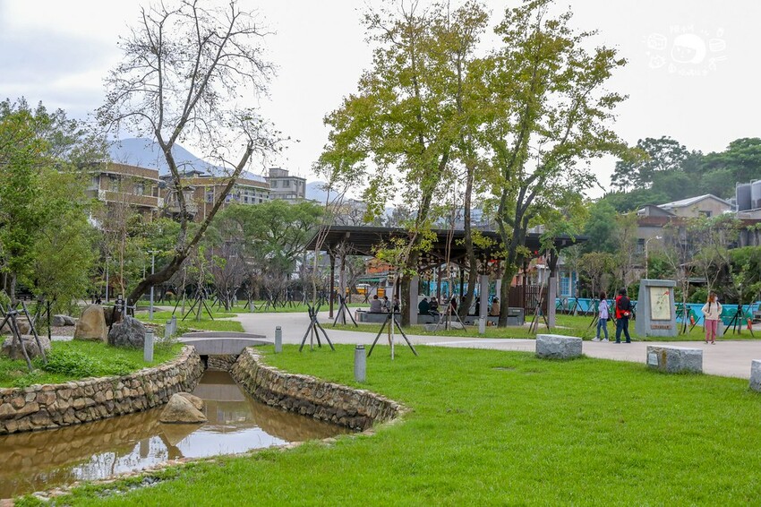 新北市金山區真的免費不用錢，超大公園免費泡腳熱呼呼！旁邊還有停車場超方便