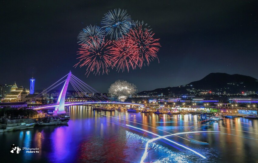 新北市淡水區【淡水漁人碼頭煙火】淡水八里煙火拍攝點‧觀賞地點‧施放時間‧砲台位置‧交通‧公車‧渡輪│如何手機拍攝煙火‧手