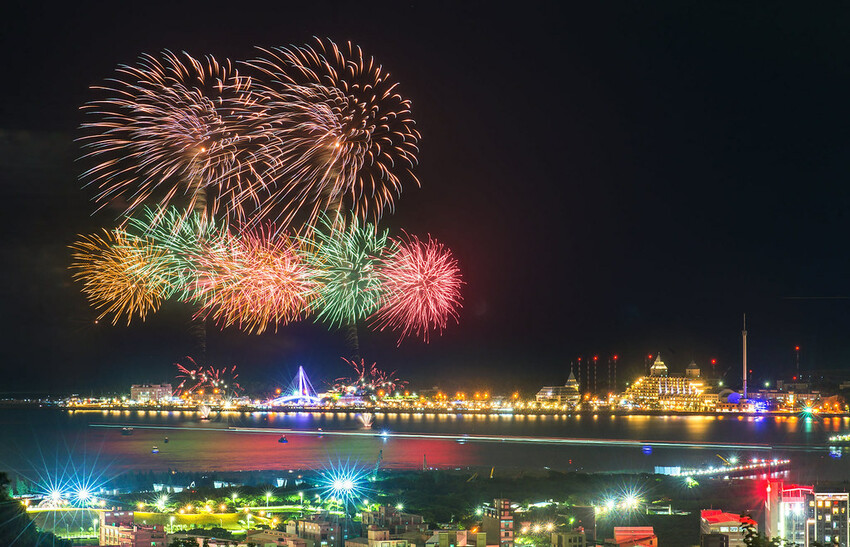 新北市淡水區【淡水漁人碼頭煙火】淡水八里煙火拍攝點‧觀賞地點‧施放時間‧砲台位置‧交通‧公車‧渡輪│如何手機拍攝煙火‧手