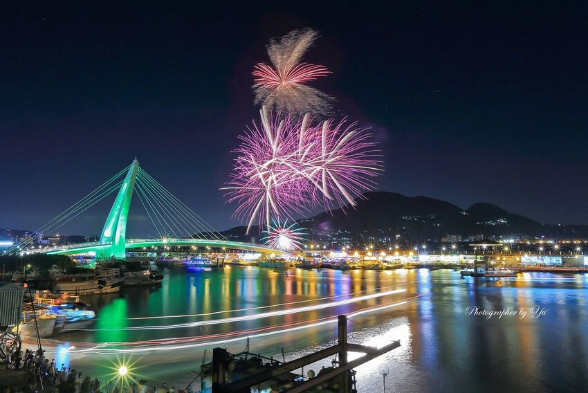 新北市淡水區【淡水漁人碼頭煙火】淡水八里煙火拍攝點‧觀賞地點‧施放時間‧砲台位置‧交通‧公車‧渡輪│如何手機拍攝煙火‧手