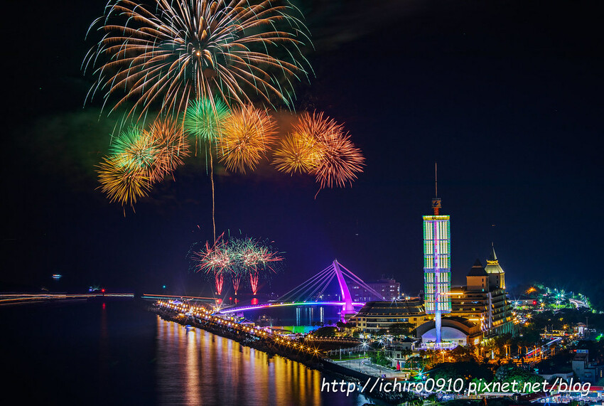 新北市淡水區【淡水漁人碼頭煙火】淡水八里煙火拍攝點‧觀賞地點‧施放時間‧砲台位置‧交通‧公車‧渡輪│如何手機拍攝煙火‧手