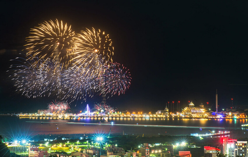 新北市淡水區【淡水漁人碼頭煙火】淡水八里煙火拍攝點‧觀賞地點‧施放時間‧砲台位置‧交通‧公車‧渡輪│如何手機拍攝煙火‧手